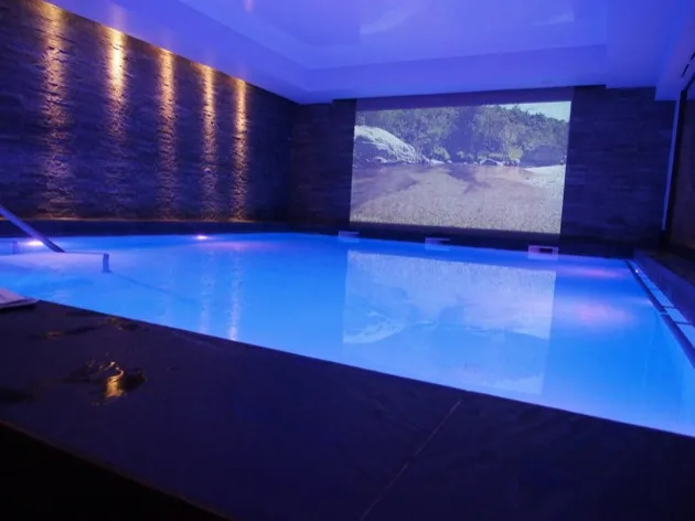 Piscine intérieure éclairée en bleu au spa Villa Thalgo