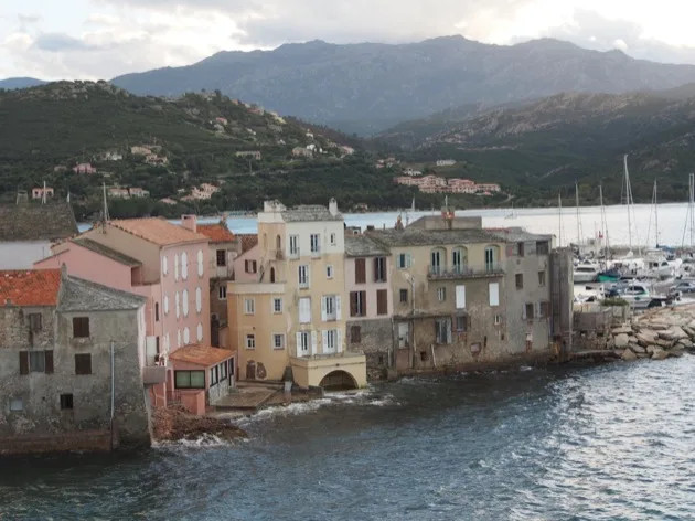 Saint_Florent Maisons pieds dans l'eau et port de plaisance à Saint-Florent