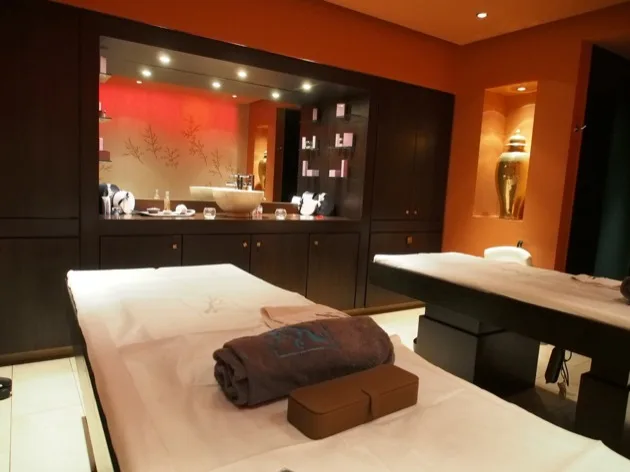 Cabine de soin avec table de massage au spa Villa Thalgo