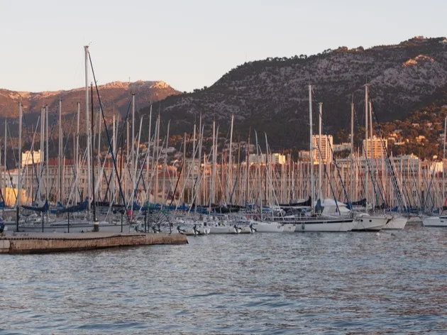 Toulon Voiliers amarrés dans la rade de Toulon au coucher du soleil
