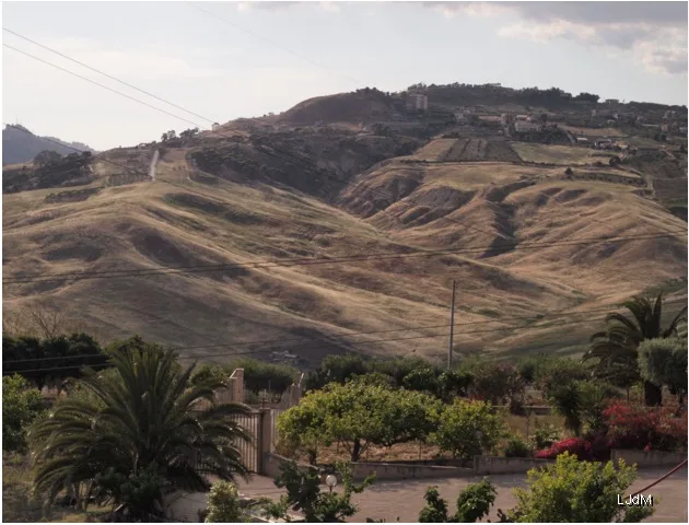 Collines sèches à l'extérieur de Favara, dans le sud de la Sicile