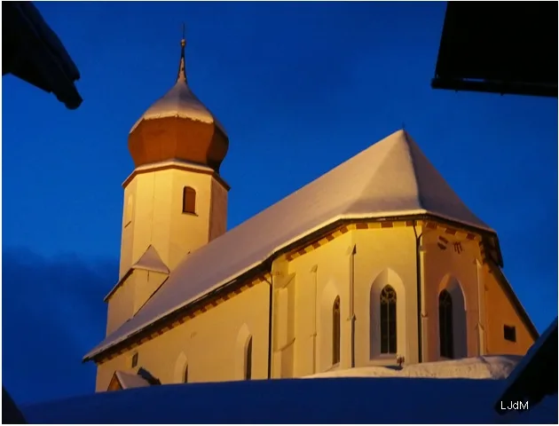 Église illuminée de Damüls à l'heure bleue