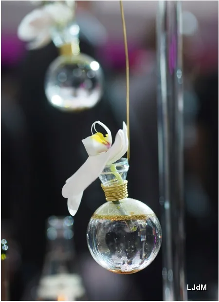 Petite décoration suspendue dans une boule en verre