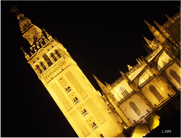 Giralda_by_night
