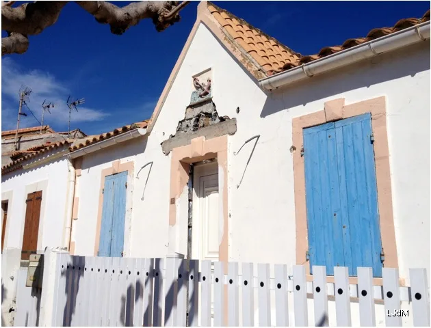 Maison camarguaise blanche aux volets bleus