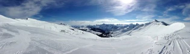 Vue panoramique sur les montagnes enneigées de Damüls
