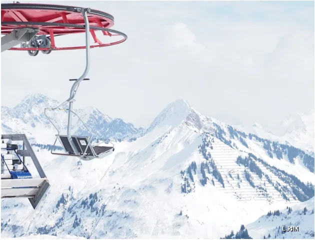 Télésiège au-dessus des montagnes enneigées de Damüls