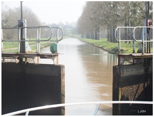 Ouvrir les portes des écluses sur un canal brumeux de Bourgogne