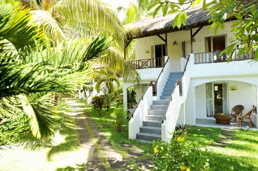 Bâtiment d'hôtel blanc dans un jardin tropical à Maurice