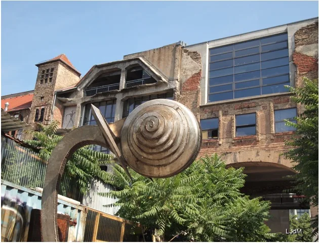 Sculpture d'escargot en métal dans un centre artistique de Berlin