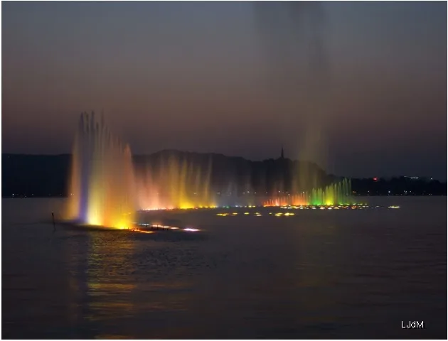 Fontaines éclairées sur le lac de l'Ouest à Hangzhou la nuit