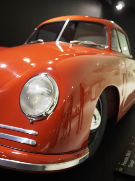 Voiture de sport Porsche vintage rouge au musée Porsche