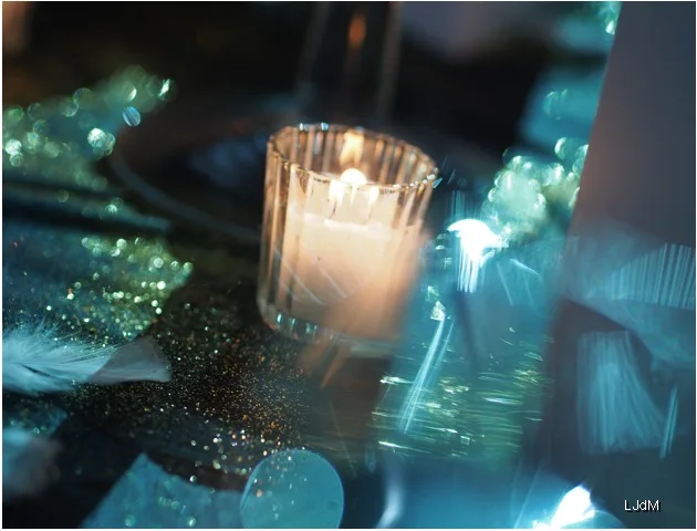 Bougie reflétée dans une table de soirée étincelante