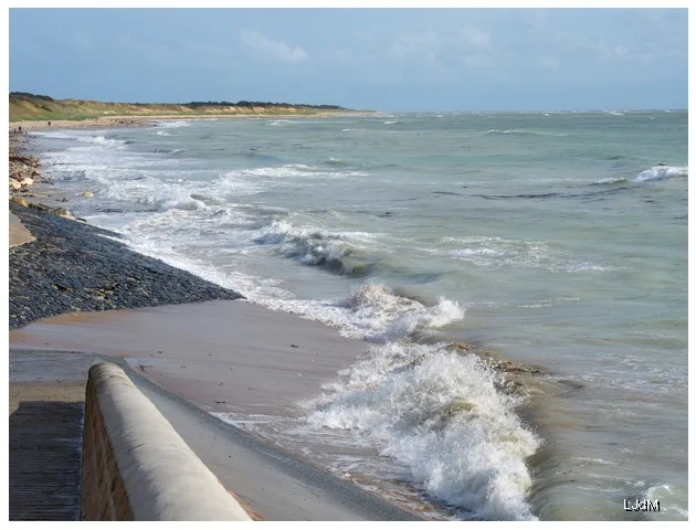 Vagues sur une plage rocheuse de l’île de Ré