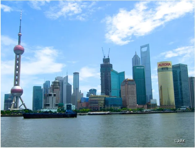 Skyline de Pudong à travers la rivière Huangpu à Shanghai