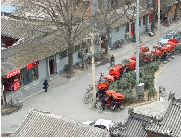 Rue de Pékin et pousse-pousse rouges vus d'en haut