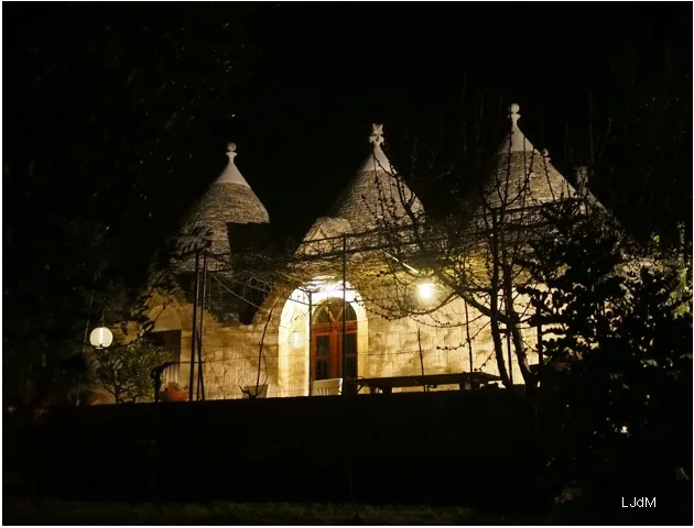 Trulli in Apulien bei Nacht beleuchtet