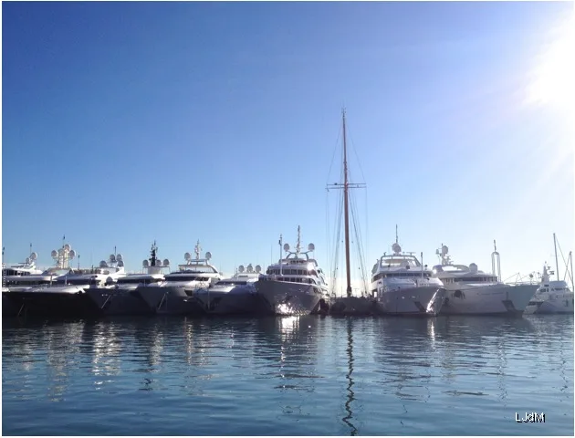 Yachts de luxe amarrés dans le port de Cannes
