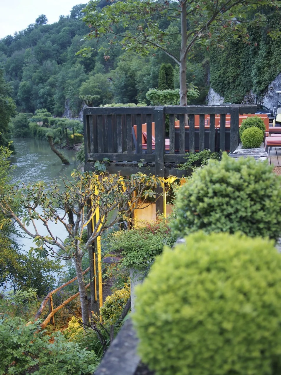 Salle à manger au bord de la rivière à l'hôtel du Pont de l'Ouysse