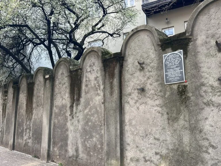 Vestiges du mur du ghetto de Cracovie