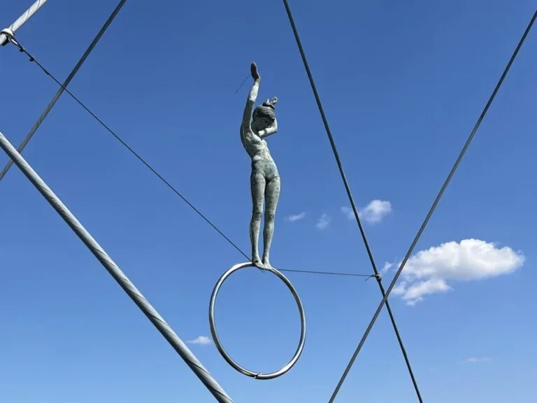 Schwebende Skulptur über einem Platz in Krakau