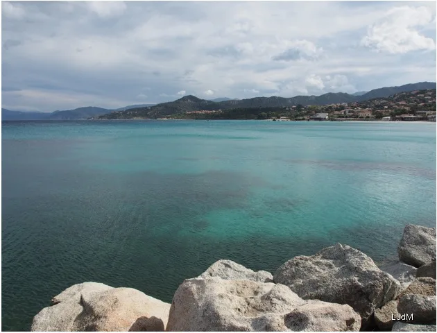 Eau turquoise et rivage rocheux à L'Île-Rousse
