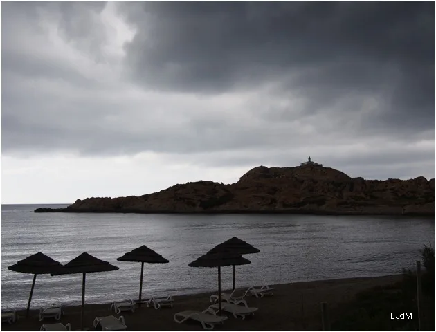 Nuages d'orage au-dessus de la plage et de l'île Pietra à L'Île-Rousse