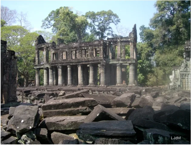 Galerie à colonnes derrière des blocs de pierre effondrés à Angkor