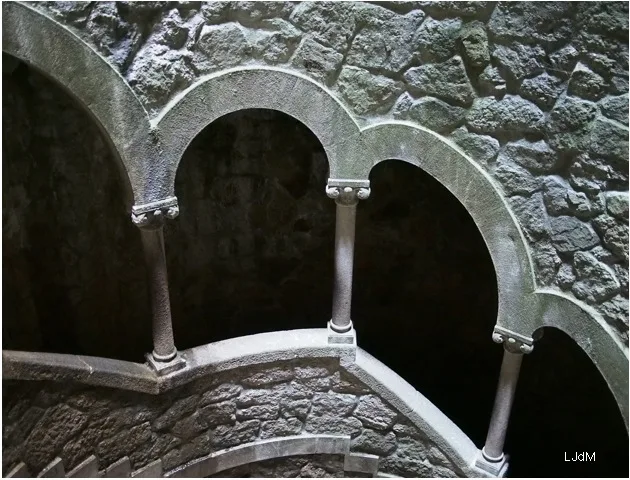 Arches en pierre sur un escalier en colimaçon à Quinta da Regaleira