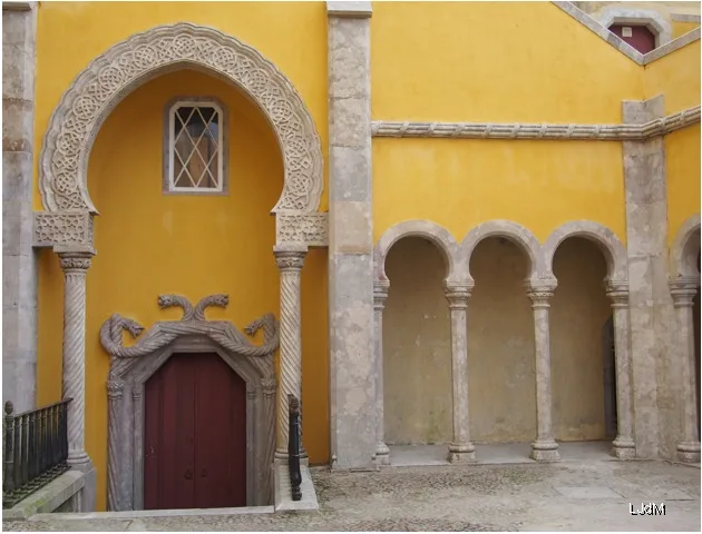Cour jaune et rouge du palais de Pena