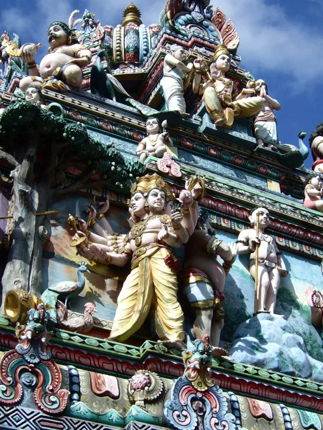Personnages colorés décorant la tour d'un temple hindou à Singapour