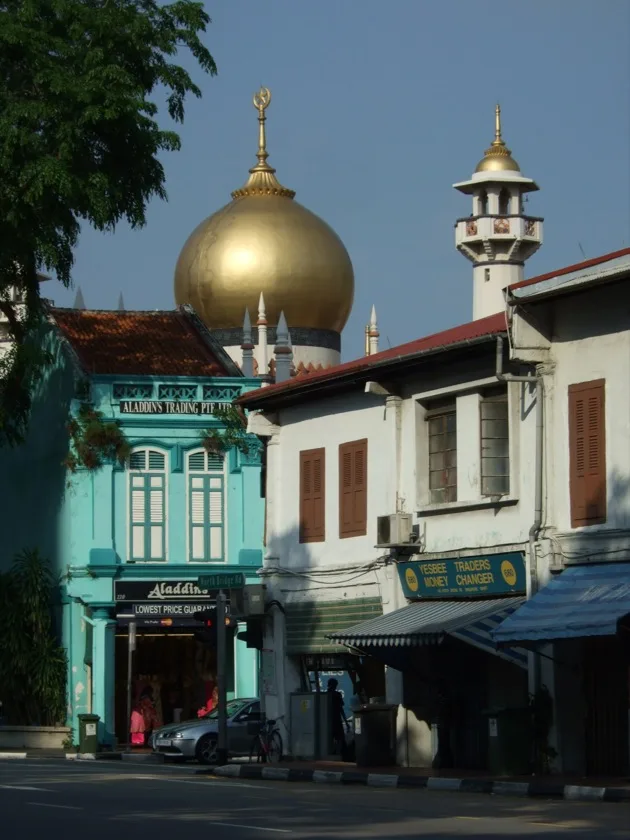 Dôme doré de la mosquée du Sultan au-dessus d'une rue de Singapour