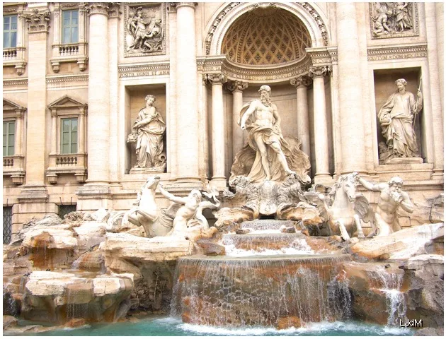 Fontaine de Trevi et ses sculptures en marbre