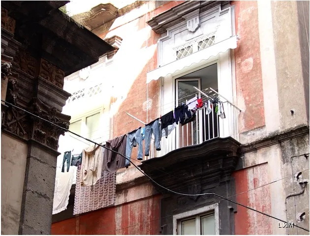 Blanchisserie suspendue à un balcon à Salerne