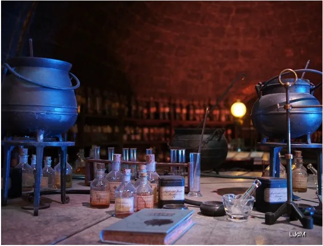 Accessoires de fabrication de potions sur une table dans les studios Harry Potter