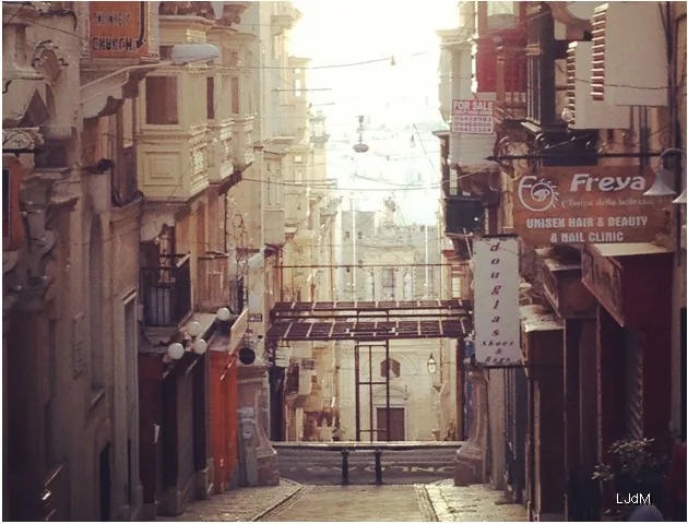 Ruelle ensoleillée descendant à travers La Valette