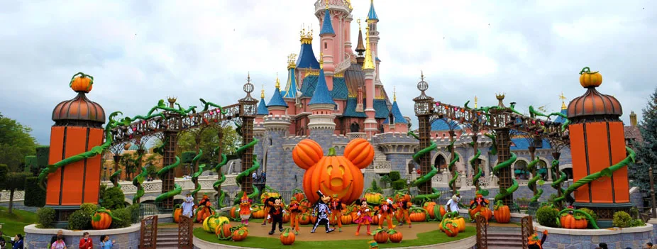 Décorations d'Halloween devant le château de Disneyland Paris