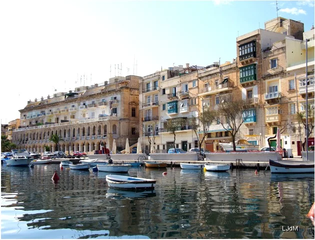 Bateaux et bâtiments en bord de mer dans un petit port maltais