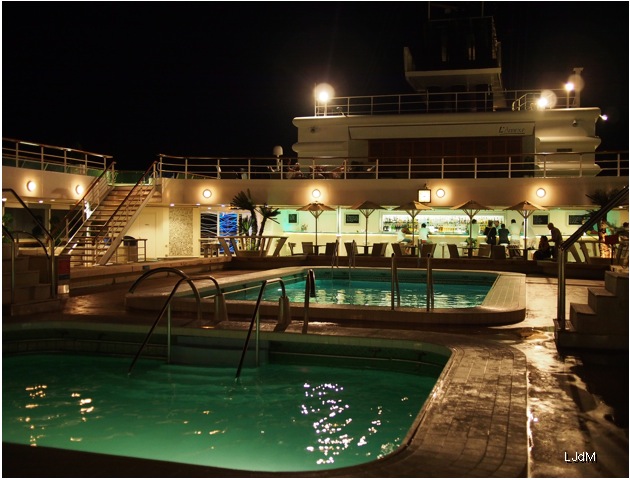 piscine_by_night