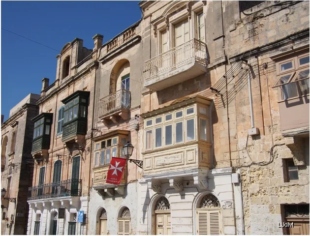 Balcons fermés traditionnels sur une façade de La Valette