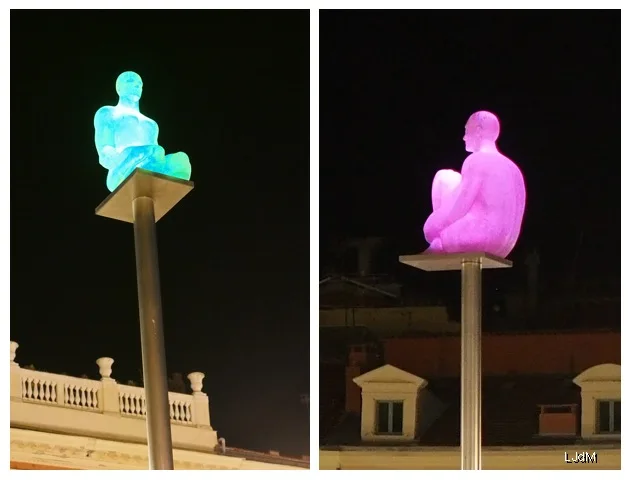 Sculptures assises lumineuses changeant de couleur au-dessus de la place Masséna
