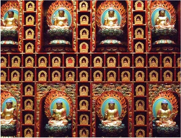 Rangées de figures de Bouddha dorées au Temple de la relique de la dent de Bouddha