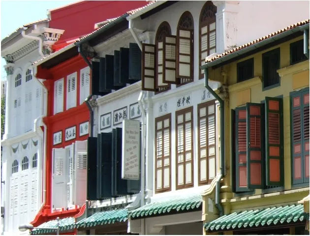 Façades colorées et fenêtres à volets dans le quartier chinois de Singapour