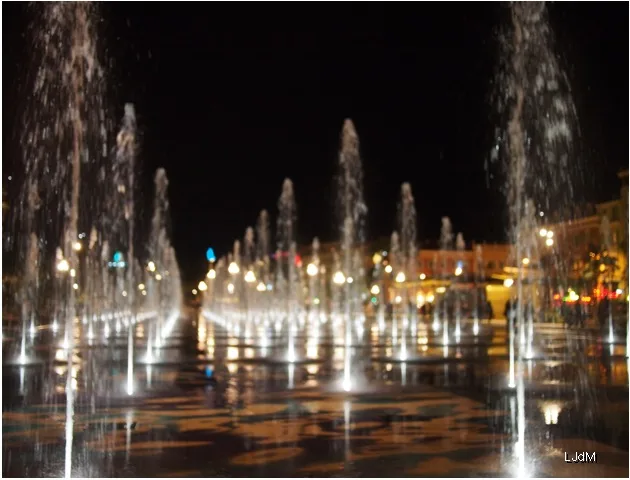 Fontaines illuminées la nuit sur la Promenade du Paillon à Nice