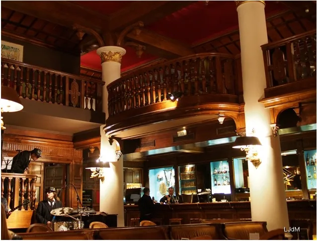 Bar lambrissé à l’intérieur de l’Hôtel Negresco à Nice