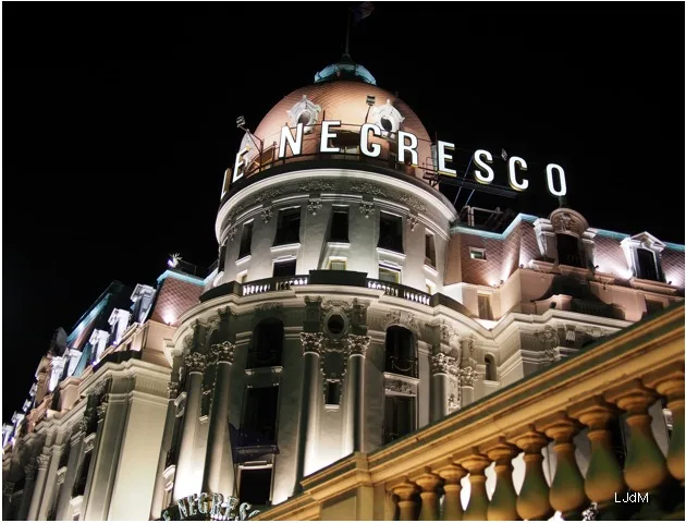 L'hôtel Negresco illuminé la nuit à Nice