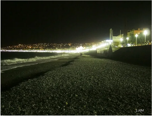 Front de mer éclairé le long de la plage de galets de Nice