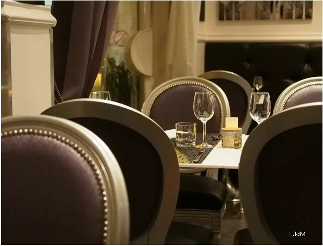 Table de restaurant dressée pour dîner à Nice