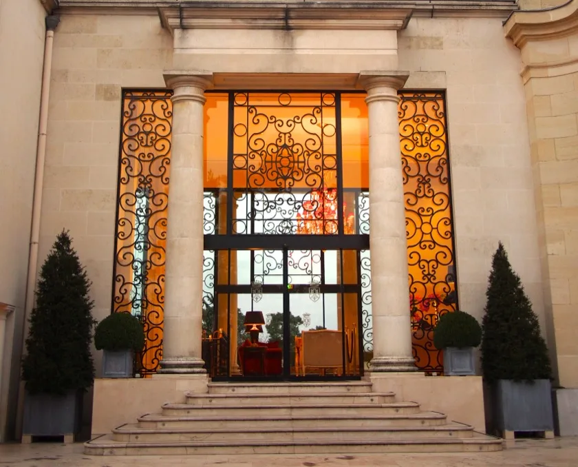 Entrée éclairée de l'Hôtel Mont Royal Chantilly