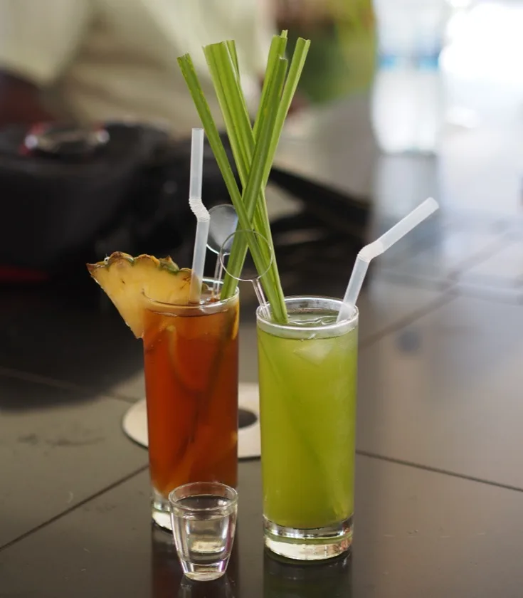 Deux boissons aux fruits tropicaux sur une table